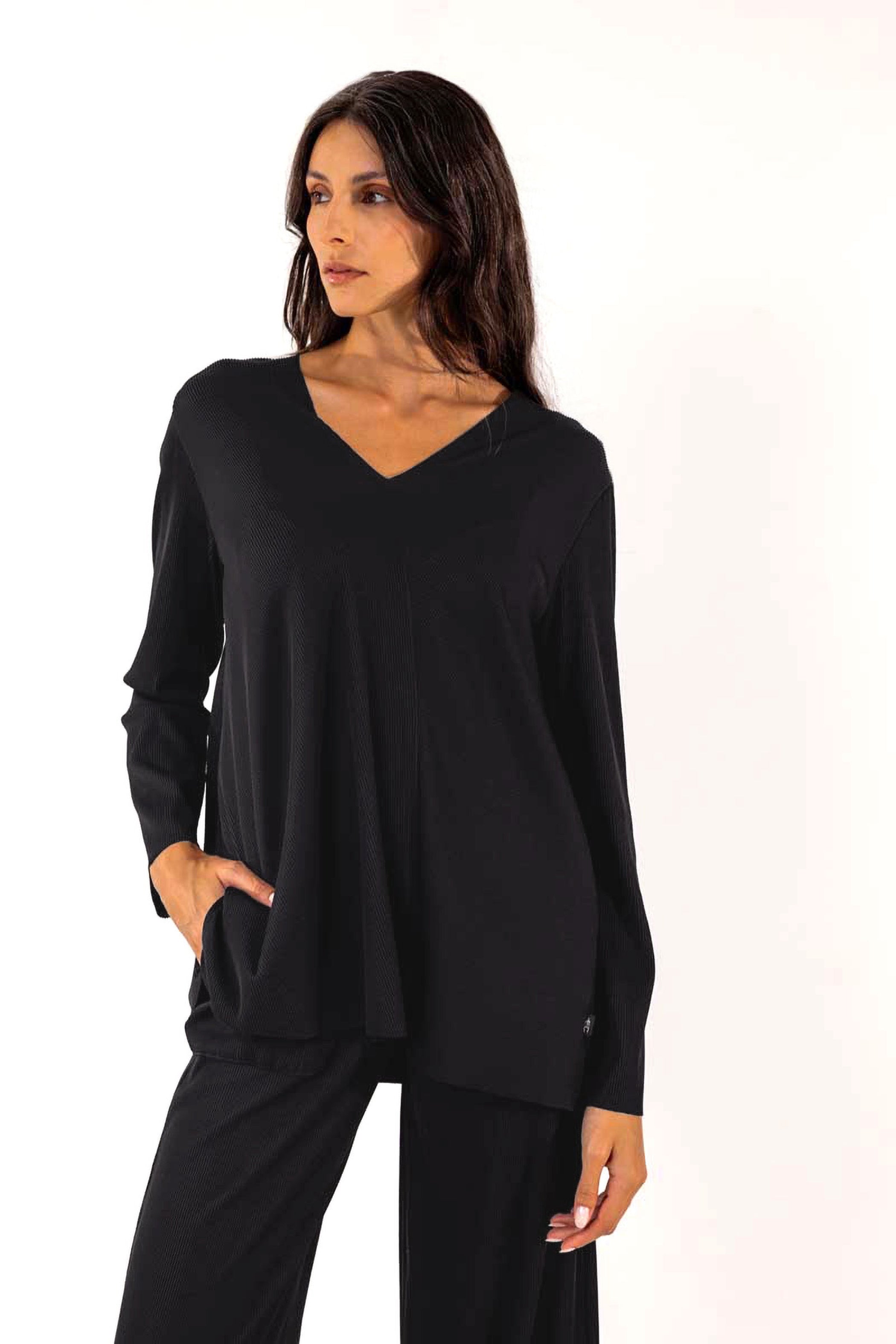 ELEMENTE CLEMENTE Ribbed V Neck Pullover in Black Onyx