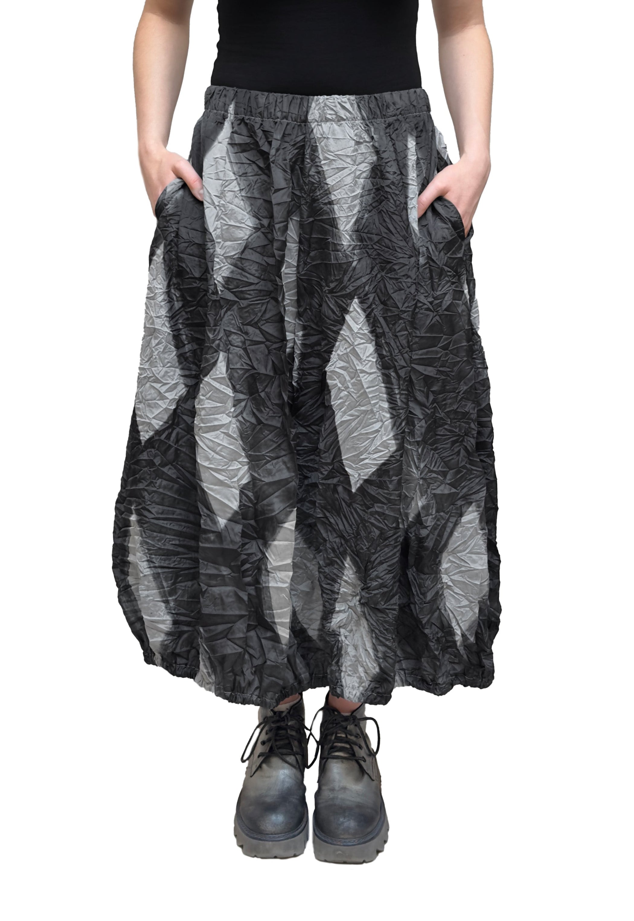 MAMA B Ruched Crinkled Skirt in Anthracite Print
