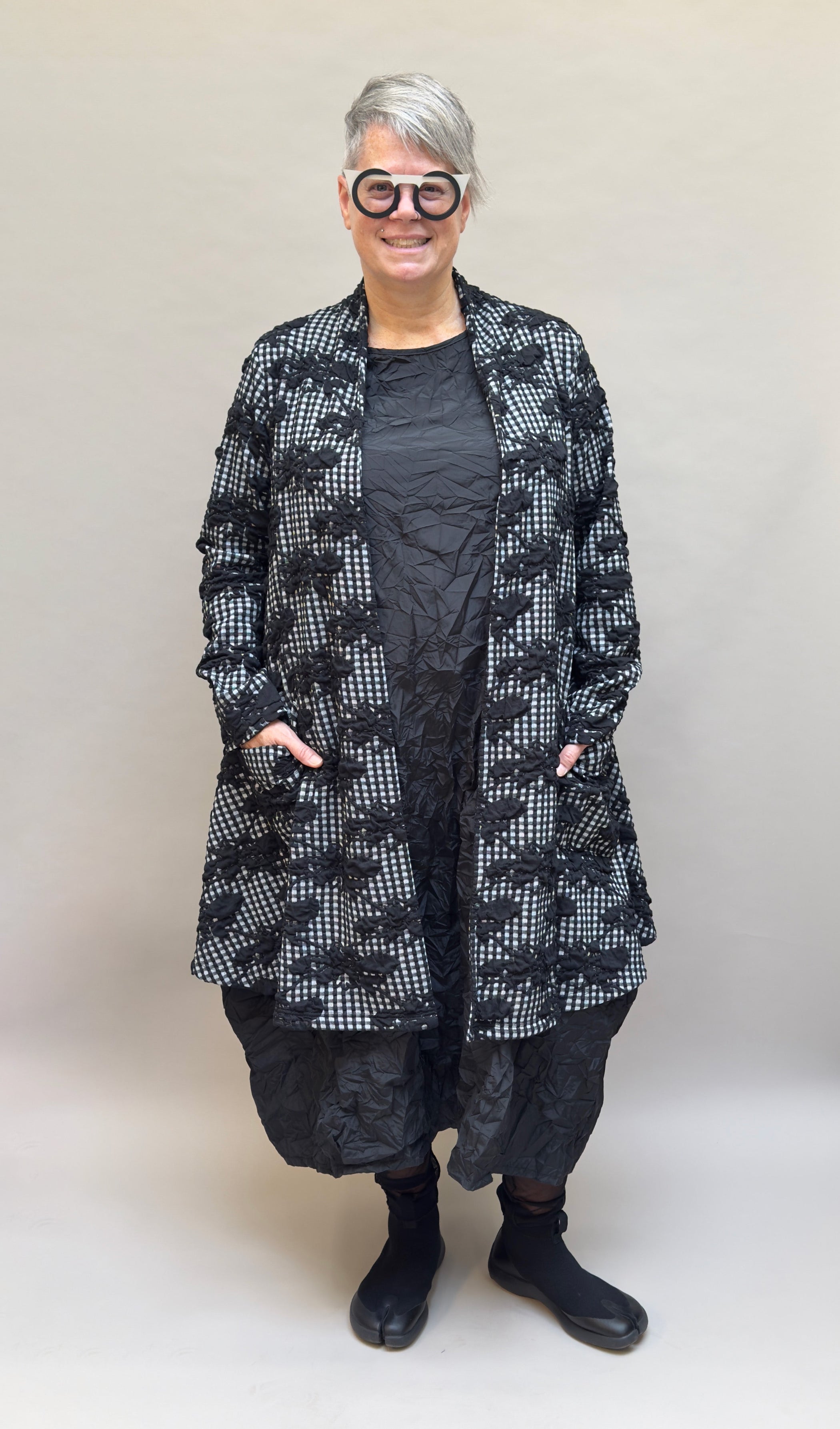 MOTION Onesize Long Pocketed Cardigan in Textured Floral Pattern