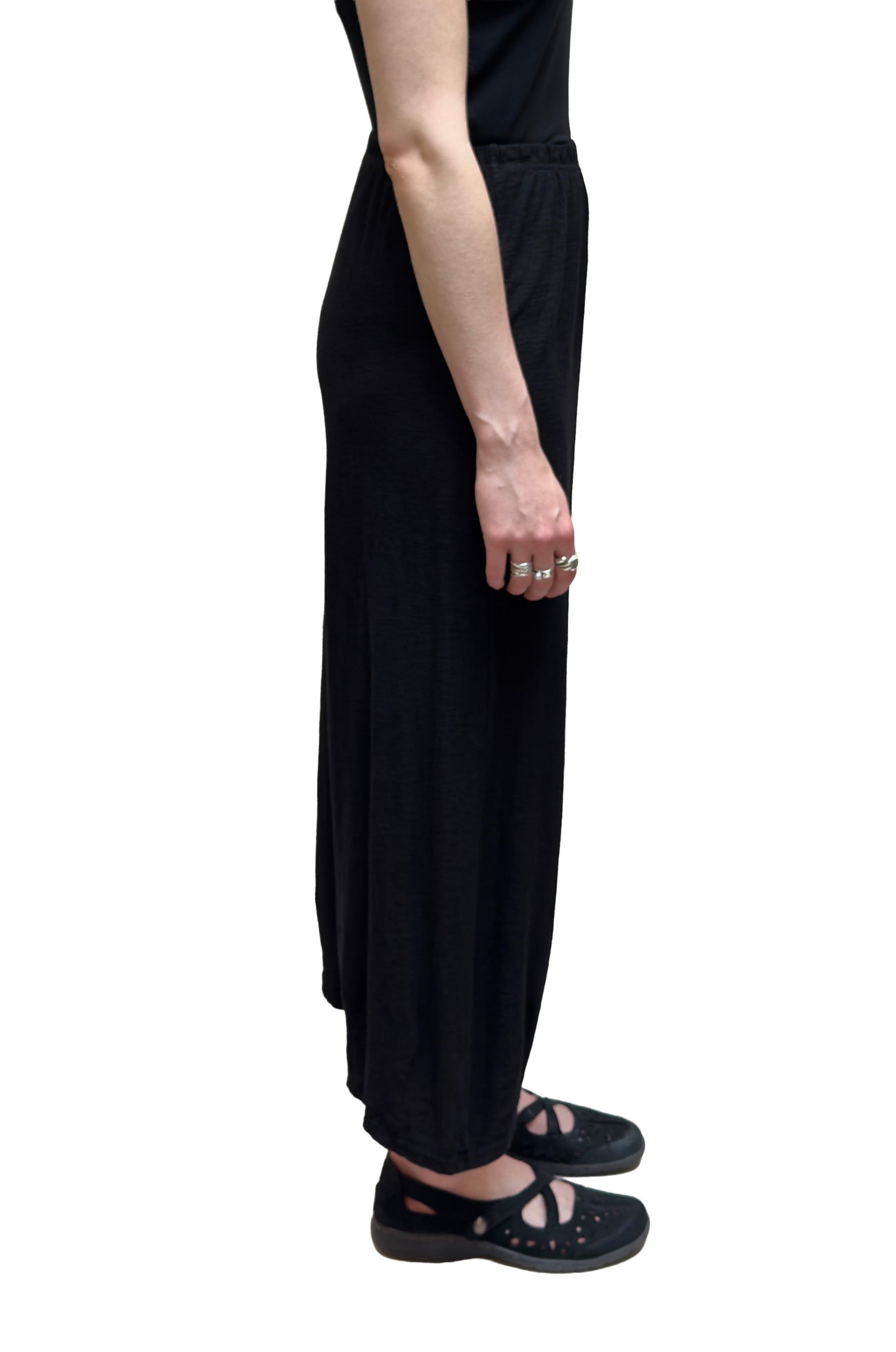 MOTION Cotton-Linen Darted Cropped Pant in Various Colours