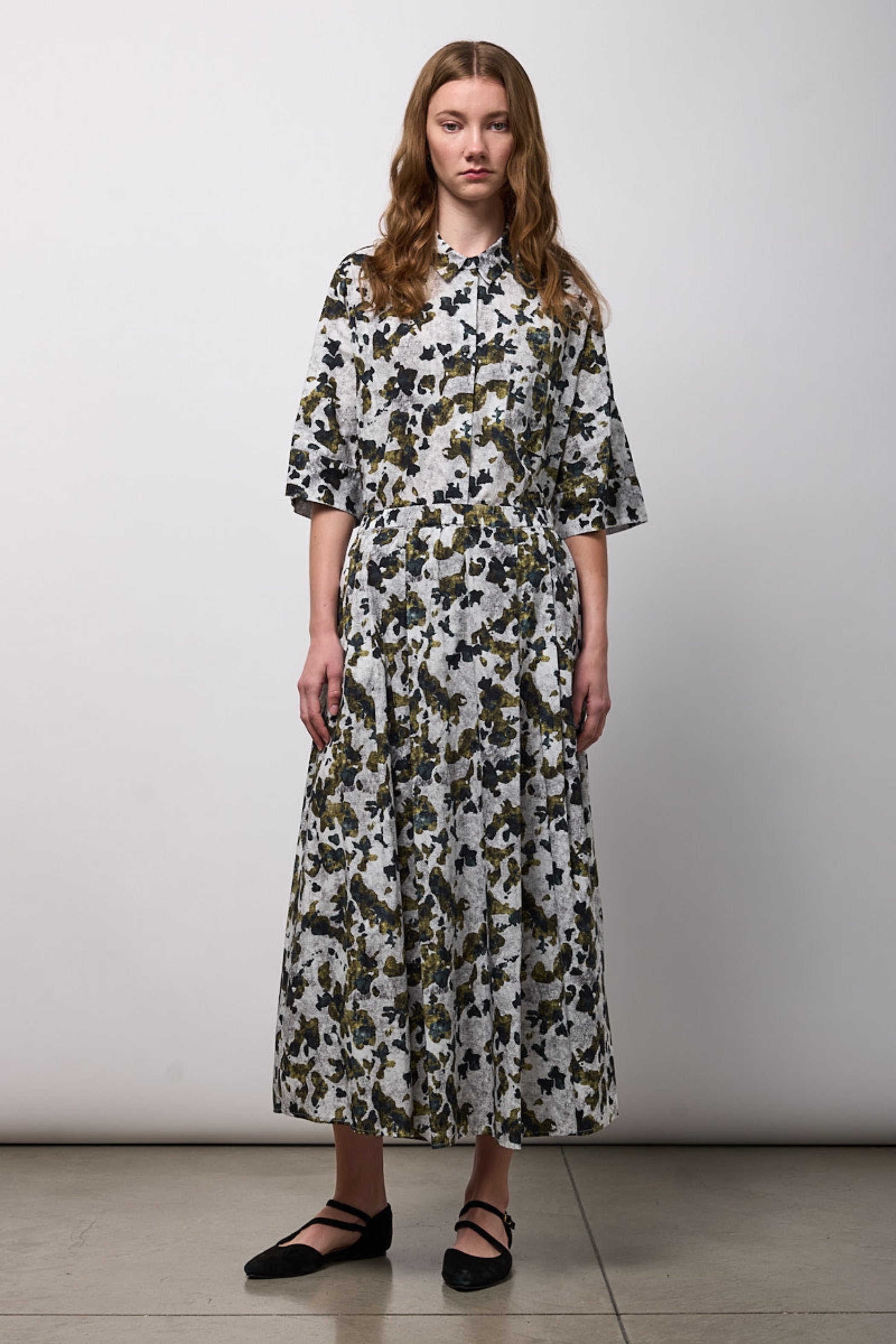 NEIRAMI Long Pleated Skirt in Green Leaf Print