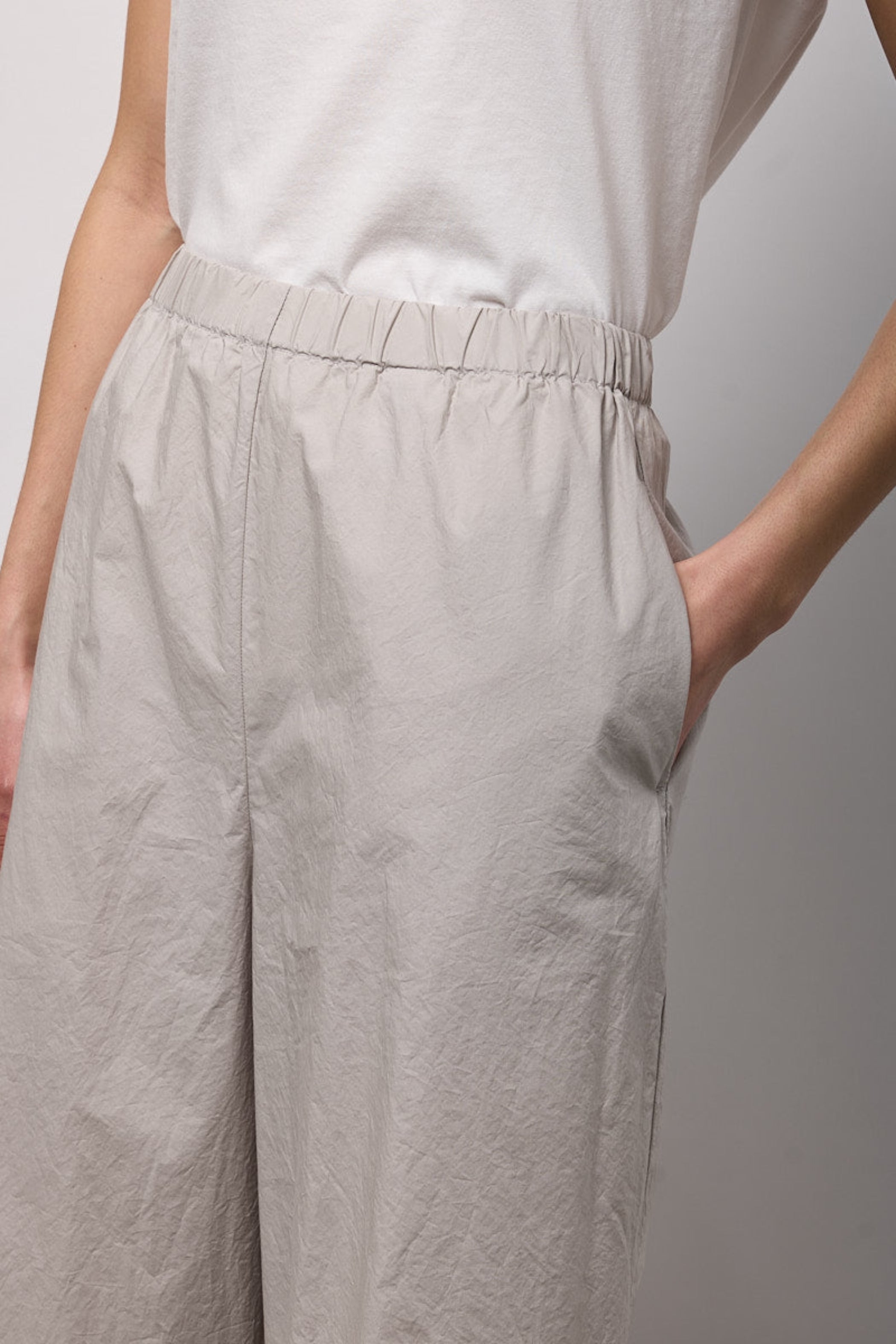 NEIRAMI Cotton Poplin Pant in Shell