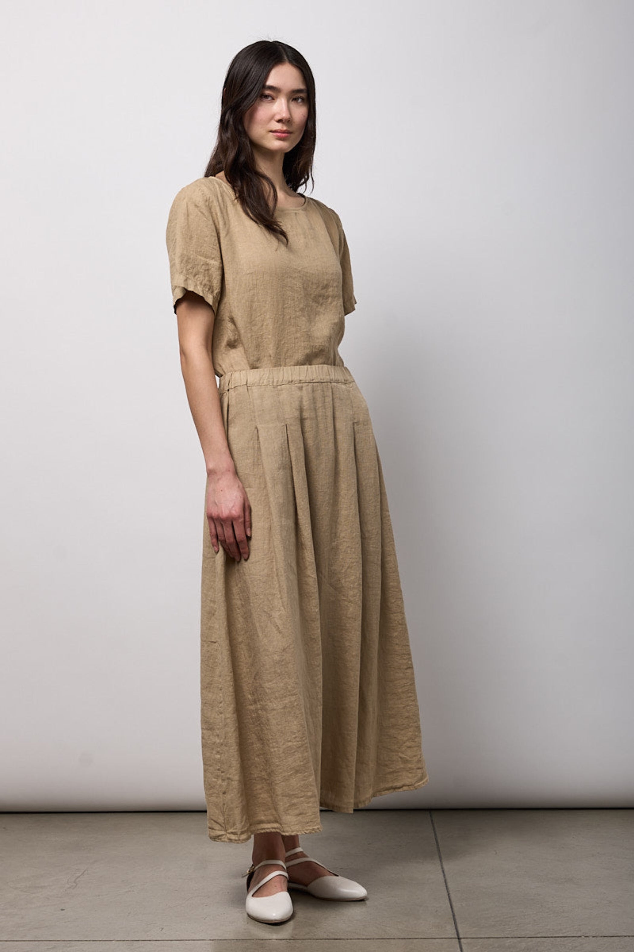 NEIRAMI Long Pleated linen Skirt in Sand