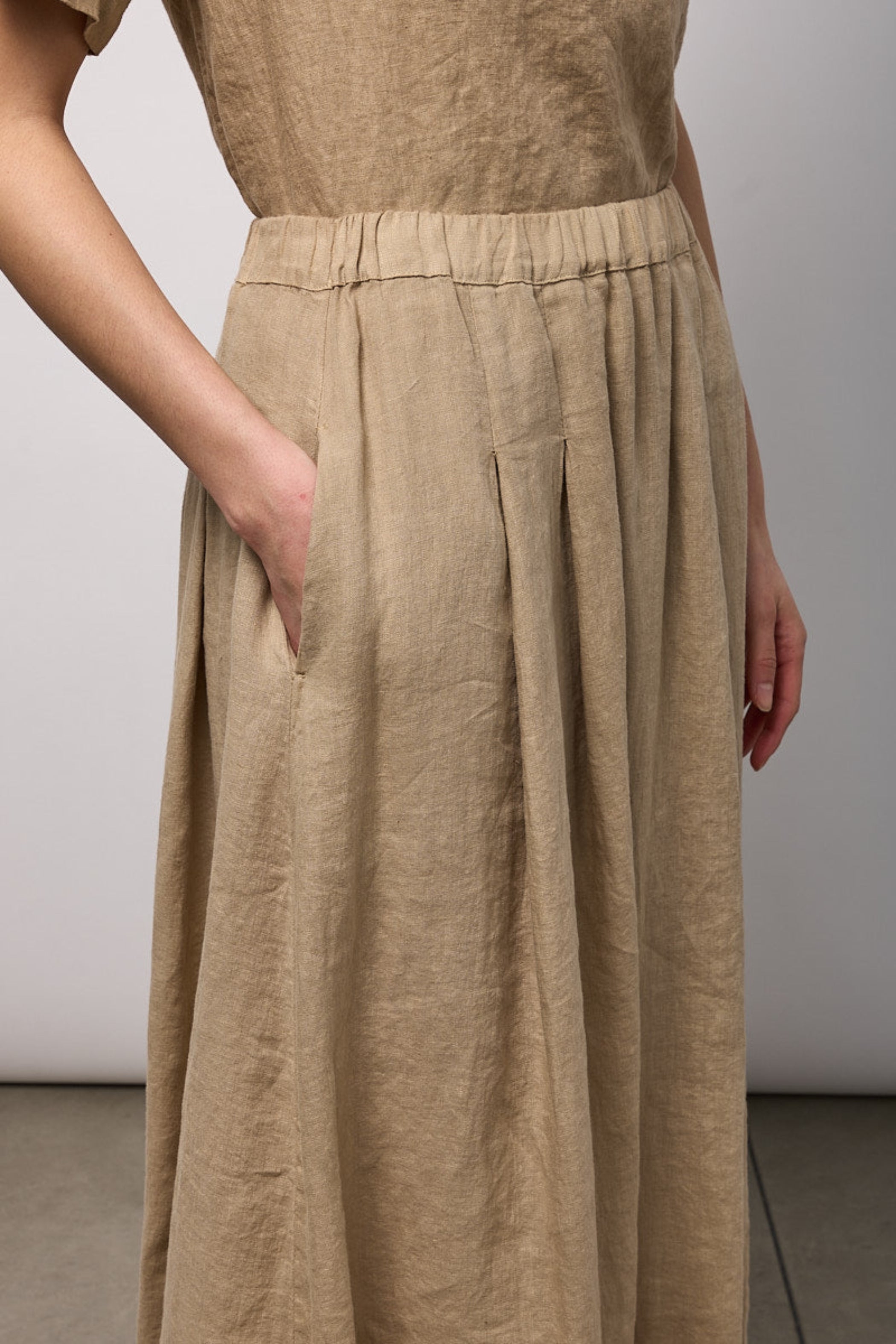 NEIRAMI Long Pleated linen Skirt in Sand