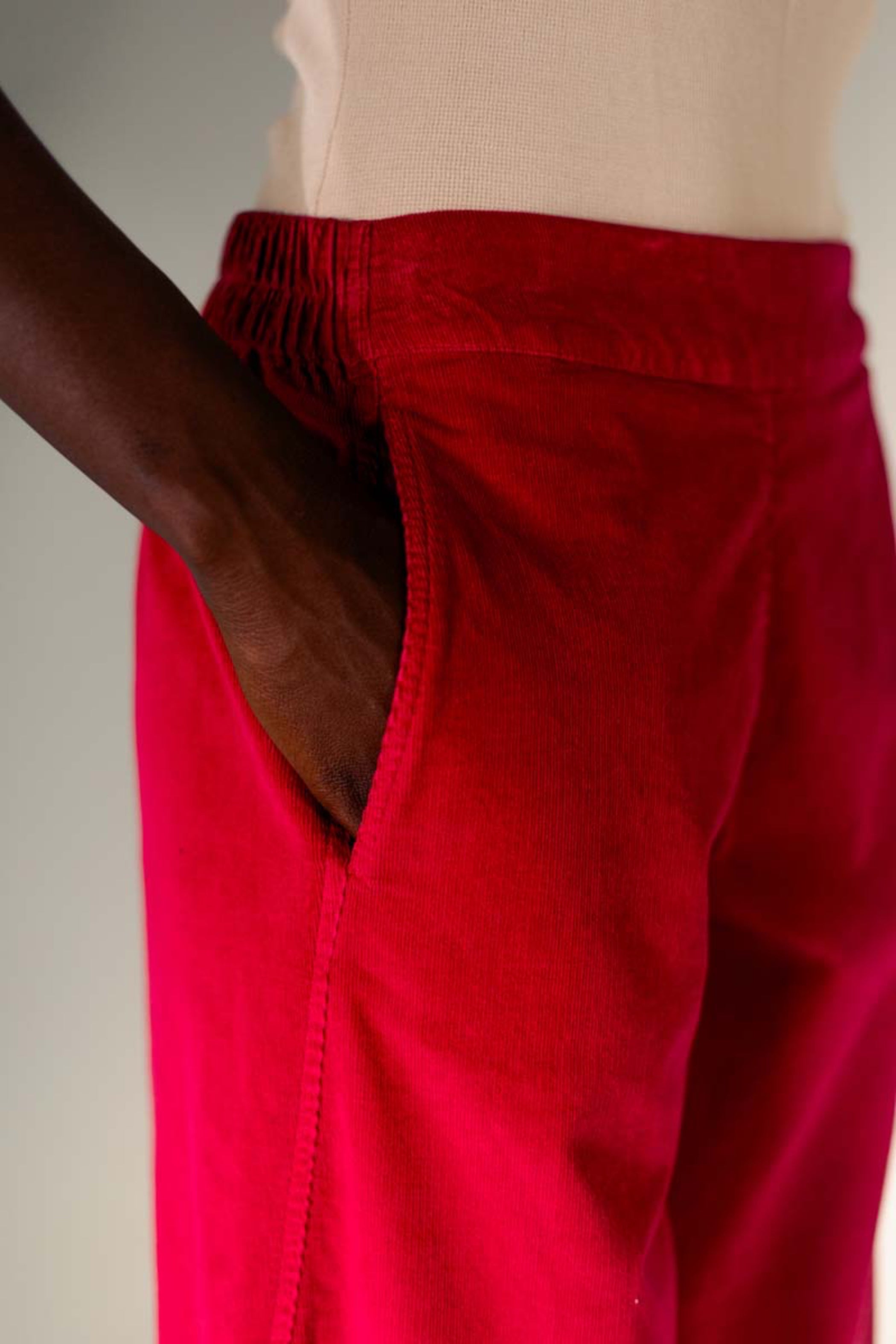ELEMENTE CLEMENTE Barrel Leg Baby Wale Corduroy Pant in Dark Emerald