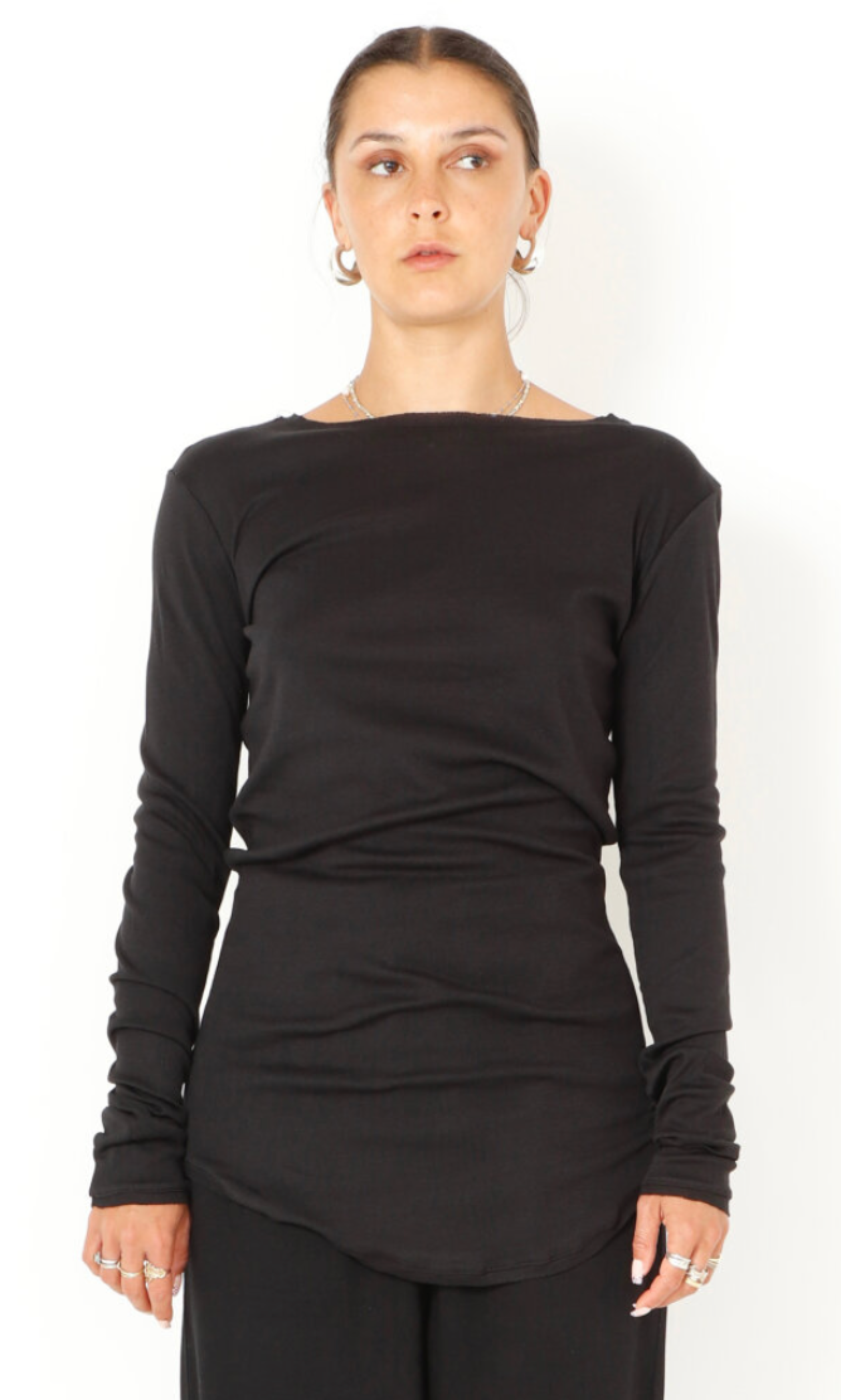 Women's soft, organic cotton long sleeve tee by Sort Aarhus. In colour black. Front view.
