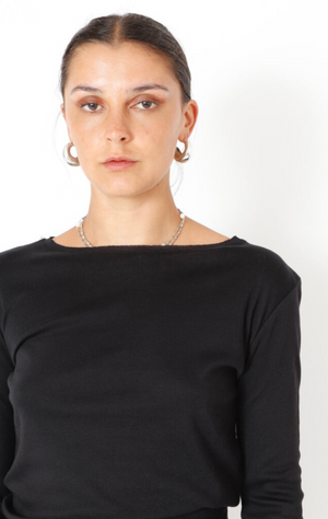 Women's soft, organic cotton long sleeve tee by Sort Aarhus. In colour black. Close up view.
