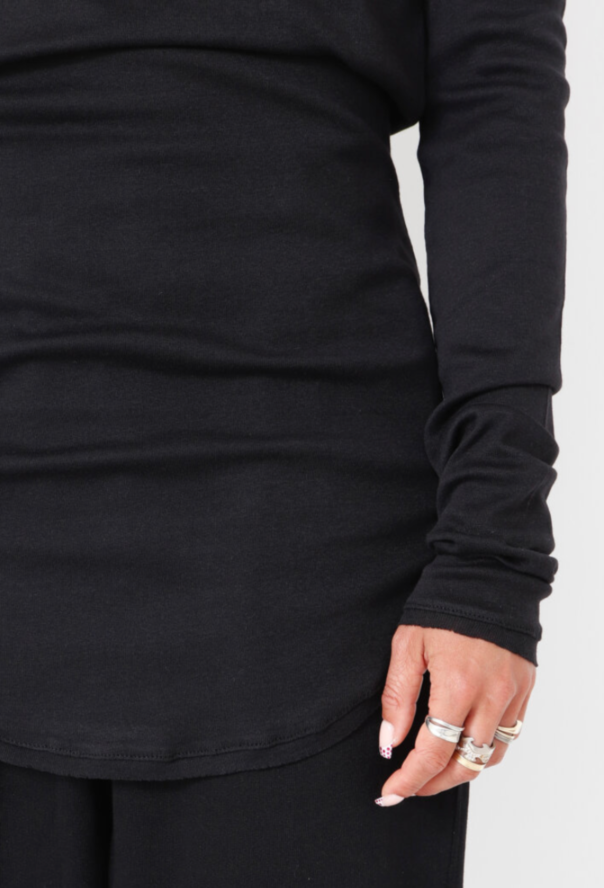 Women's soft, organic cotton long sleeve tee by Sort Aarhus. In colour black. Sleeve view.