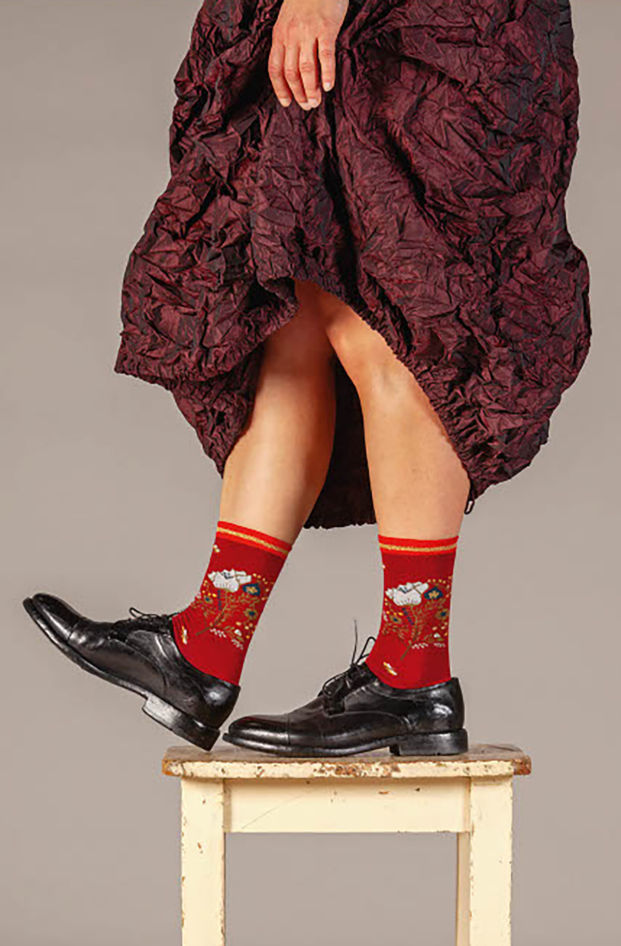 MAMA B Cotton and Cashmere Crew Socks in Red Floral Print