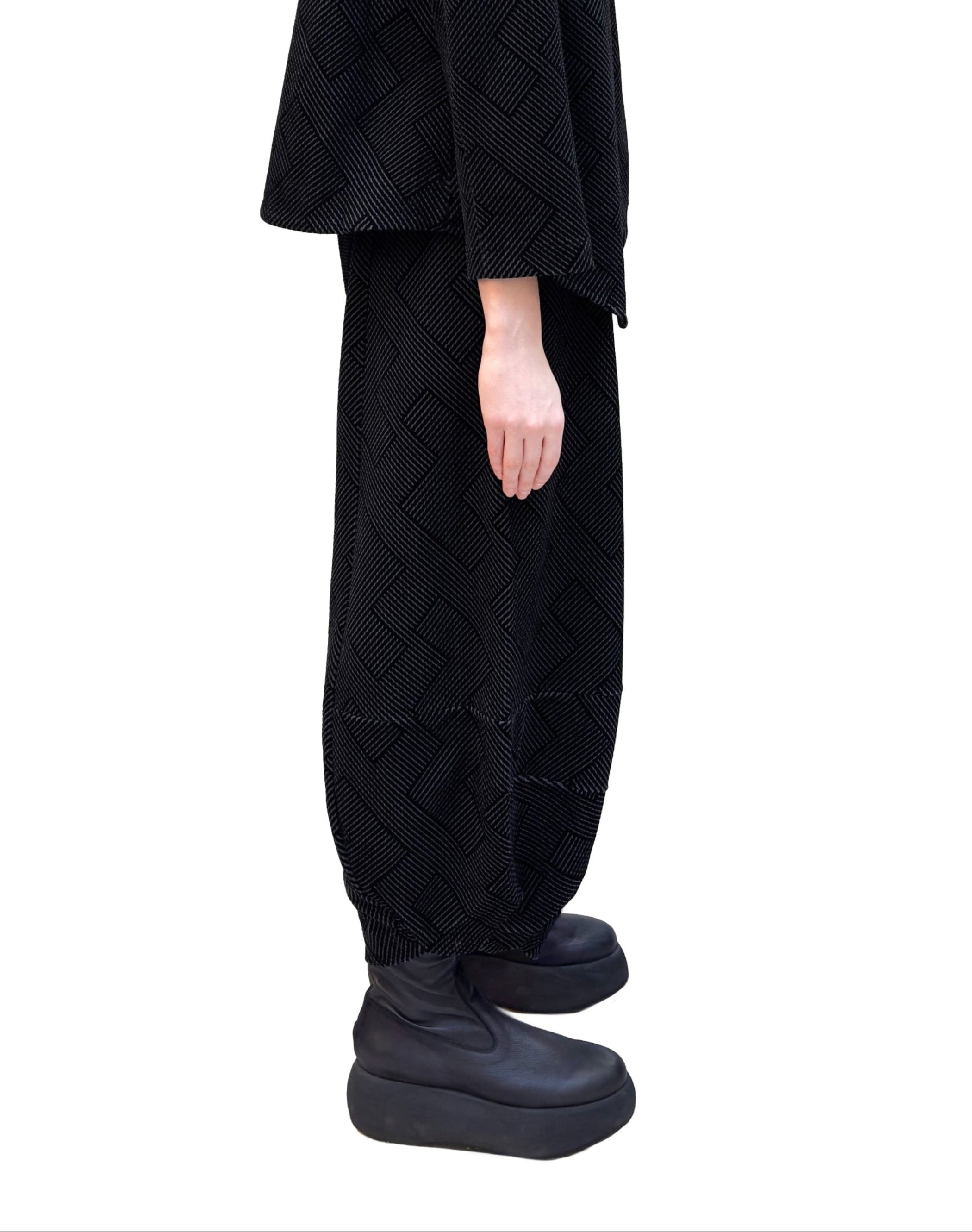 MOTION Velvet Barrel Leg Pant in Maze Pattern