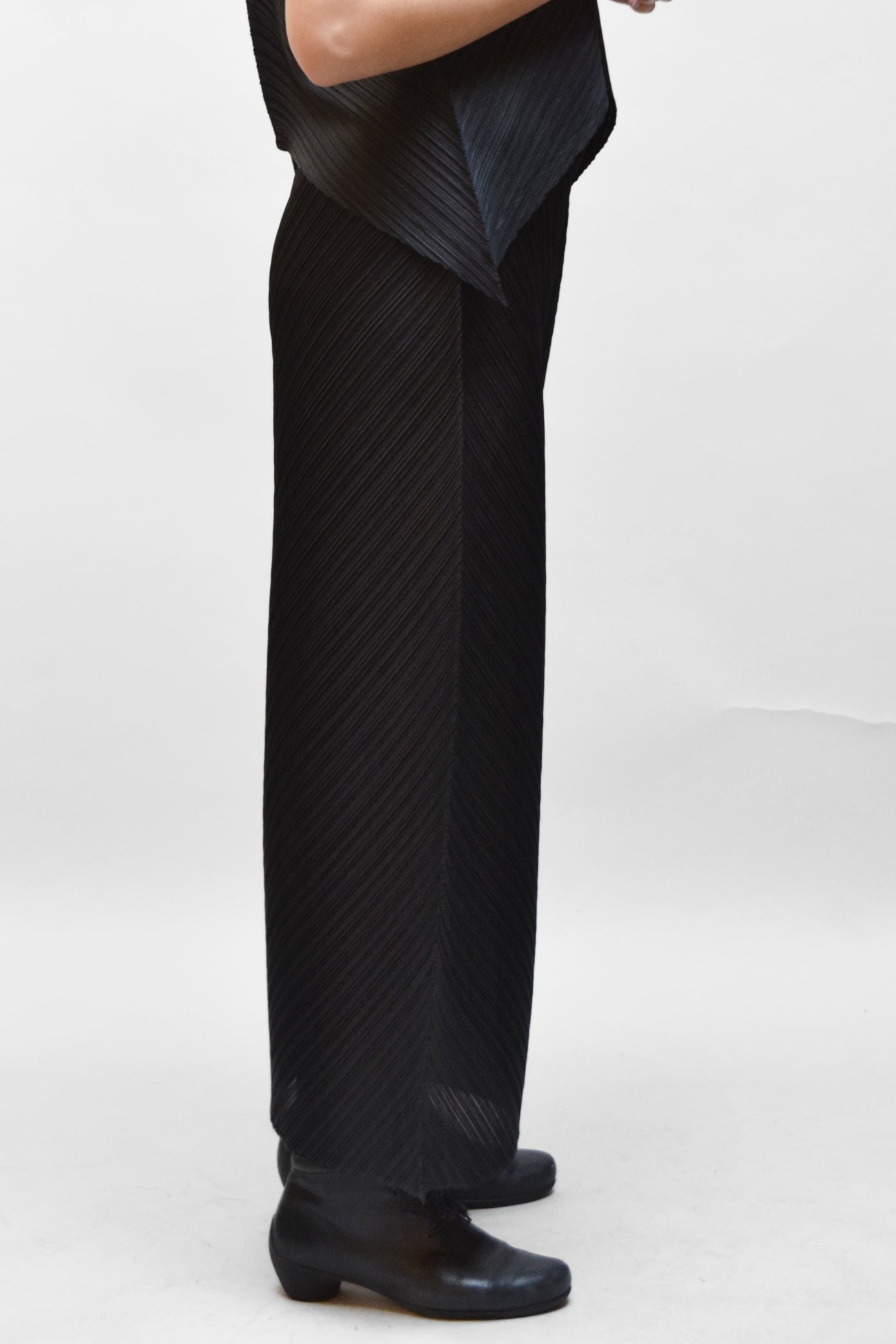 MOTION Pleated bias pants - black