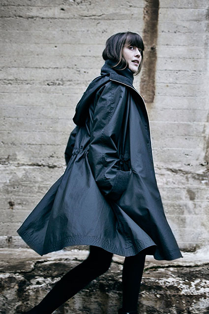 McVerdi drawstring hooded raincoat with two-way zipper and fleece lining.