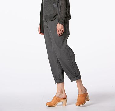 Oska grey lightweight cotton trousers.