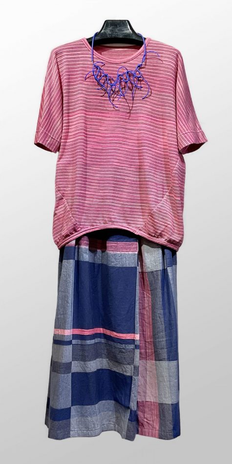 Tamaki Niime 100% cotton short sleeve bubble tee, over a Tamaki Niime 100% cotton skirt. Paired with a Samuel Coraux scribble necklace.