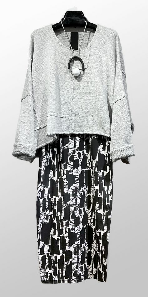 Rundholz Black Label onesize knit pullover, paired with a Mama B cotton knit pencil skirt.