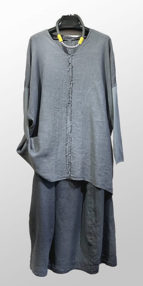Elemente Clemente boxy linen tunic with long knit sleeves, over a Mes Soeurs et Moi linen bubble skirt.
